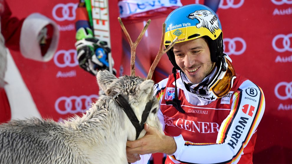 Vorjahressieger Felix Neureuther mit seinem Gewinn © World Cup Levi/Nisse Schmidt