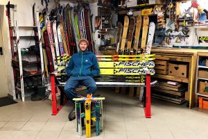 Jakob Lederer in seiner Skimöbel-Werkstatt © Skiing Penguin