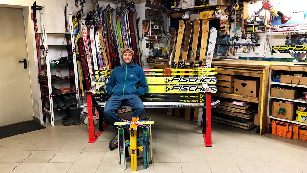 Jakob Lederer in seiner Skimöbel-Werkstatt © Skiing Penguin