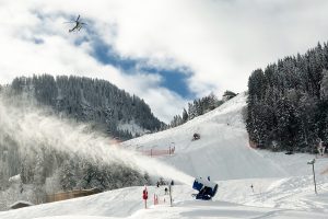 Maschinenschnee ist trotz Naturschneemengen ein Muss im Weltcup © Skiing Penguin