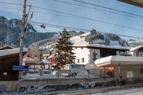 Eine legendäre Weltcupstrecke mit eigenem kleinen Bahnhof © Skiing Penguin