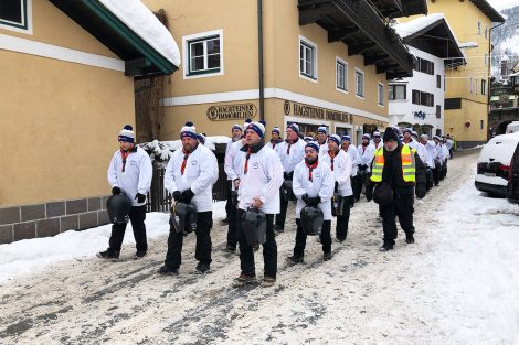 Die Trychlergruppe Meggen aus dem Kanton Luzern ist unüberseh- und vor allem unüberhörbar © Skiing Penguin