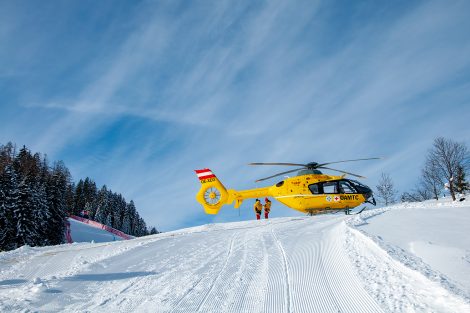 Einer der Rettungshubschrauber parkt auf Höhe des Ziels der Europacup-Abfahrt am Oberhausberg © Skiing Penguin