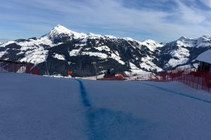 Mitten auf der Streif mit Blick auf das Kitzbüheler Horn © Skiing Penguin