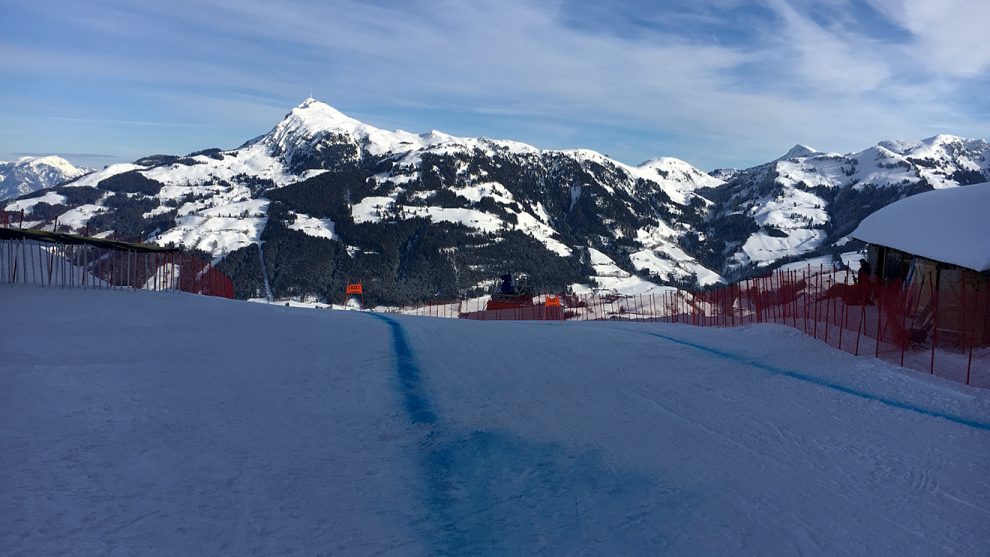 Mitten auf der Streif mit Blick auf das Kitzbüheler Horn © Skiing Penguin