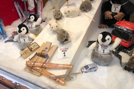 Viele Geschäfte in der Innenstadt passen ihre Auslagen der Rennwoche an © Skiing Penguin