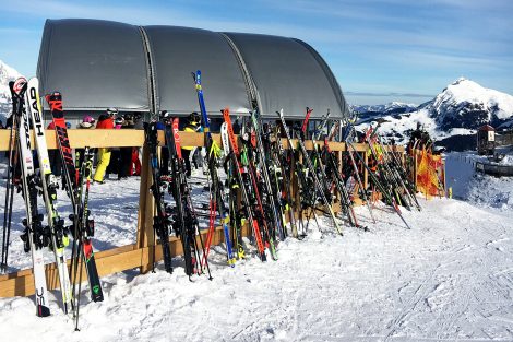 Rechts neben dem historischen Starthaus steht die Energy Station von Red Bull © Skiing Penguin