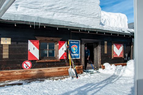 Auch heuer besteht in Kitzbühel weder am Start, noch auf dem Starthaus, ebenso wenig wie im Ziel Schneemangel © Skiing Penguin