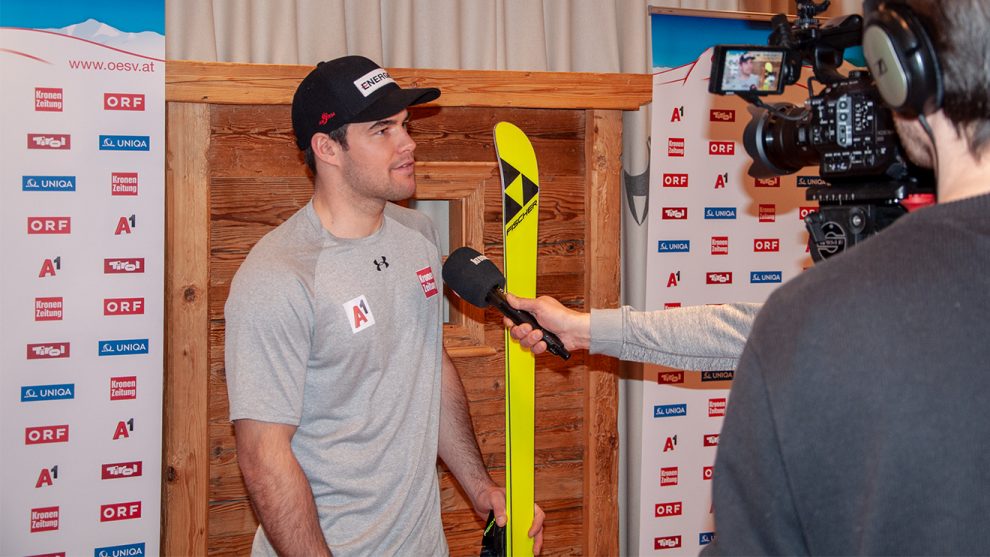 Vincent Kriechmayr beim "Media-Evening" am Mittwoch in Kitzbühel © Skiing Penguin