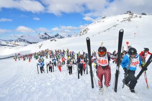 Nach dem Start geht es beim Weißen Rausch ordentlich bergauf © TVB St. Anton am Arlberg/Josef Mallaun