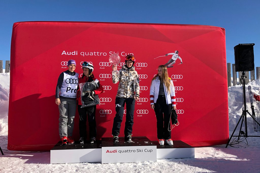 "Skiing Penguin" Lili siegte vor Jessica Weltle und Nadja Kiess. Ganz links: Michi Kirchgasser © Skiing Penguin