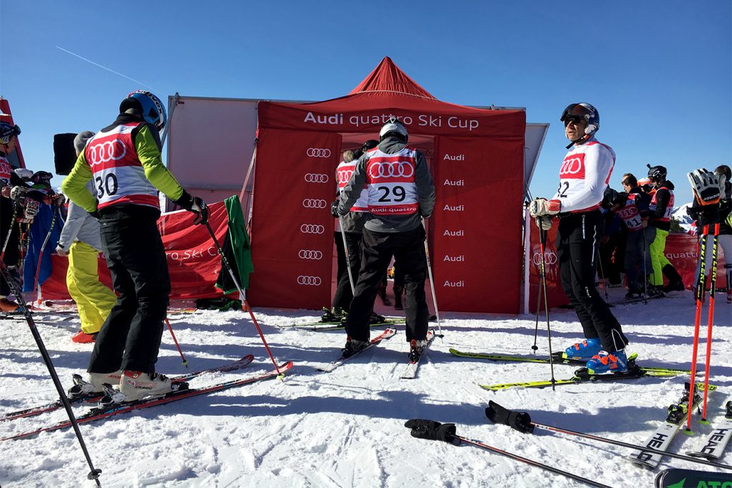 Gespanntes Warten (der Herren über 40) im Startbereich © Skiing Penguin