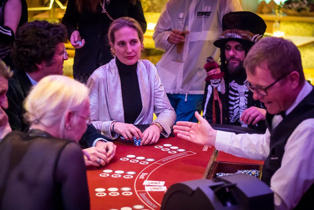 Auch im Casino sind freilich Kostüme jeder Art erwünscht © Fireball 