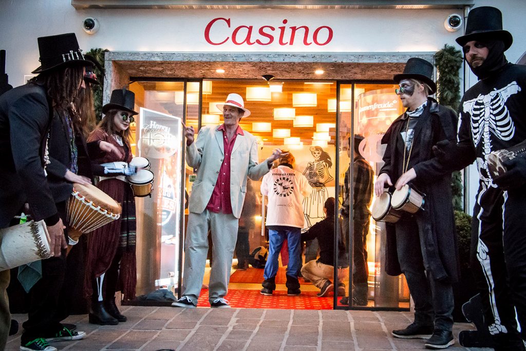 "Fireball"-Erfinder Gugu Tyszkiewicz vor dem Casino in Kitzbühel © Fireball