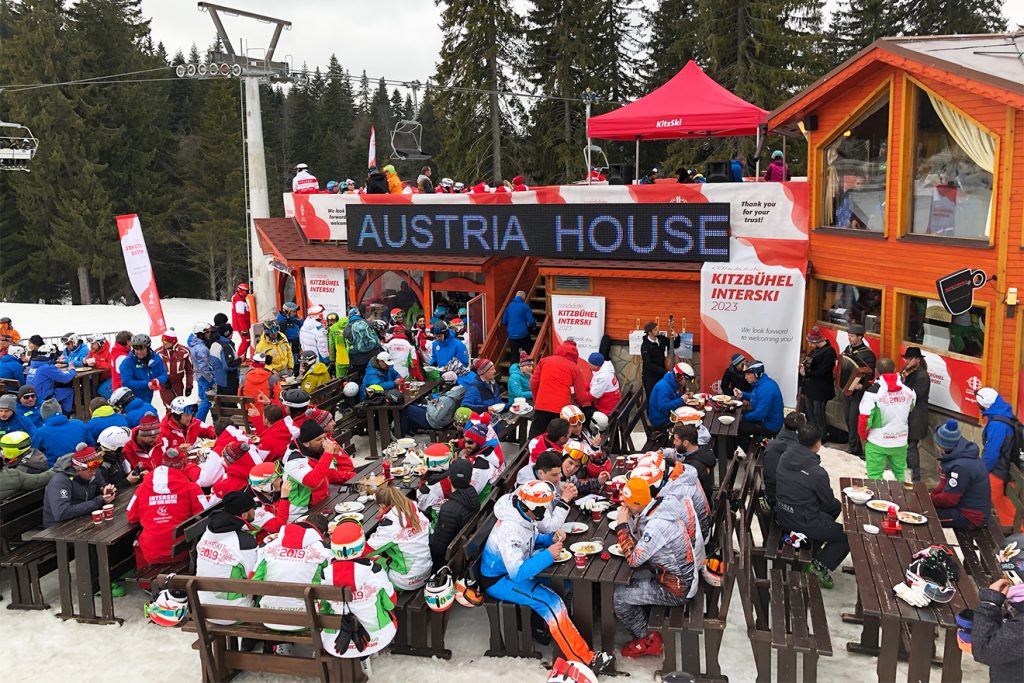 Vier Tage herrschte Partystimmung am "Kitzbühel-House" auch Dank des Tyrol Music Project (vorne rechts) © Skiing Penguin