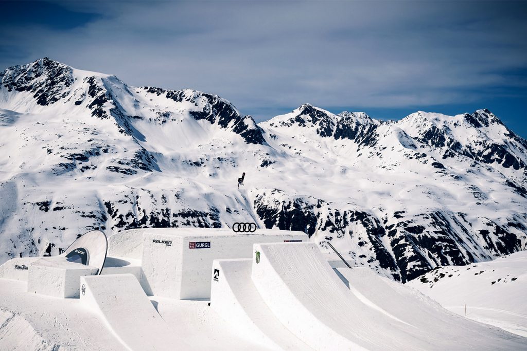 Anna Gasser mit einem spektakulären Sprung über das Damen-Set-up in Hochgurgl © Distillery/Klaus Polzer