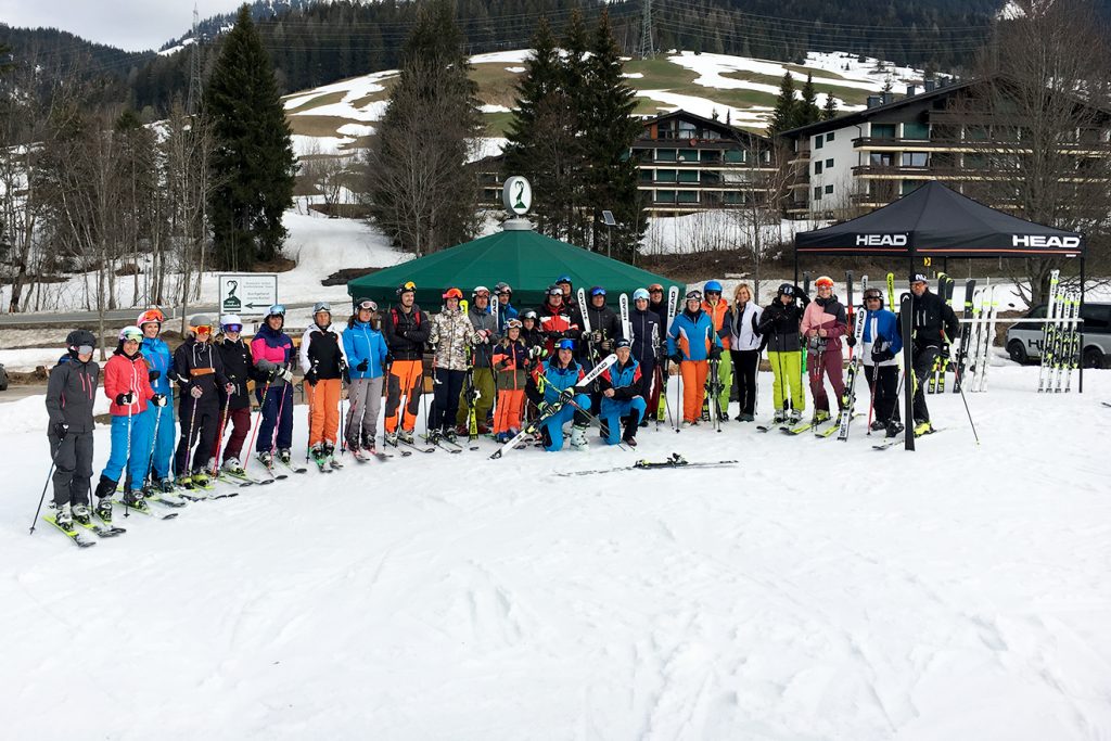 Christopher Hörl im Rahmen seiner Sponsoren, Freunde und Familie © Skiing Penguin