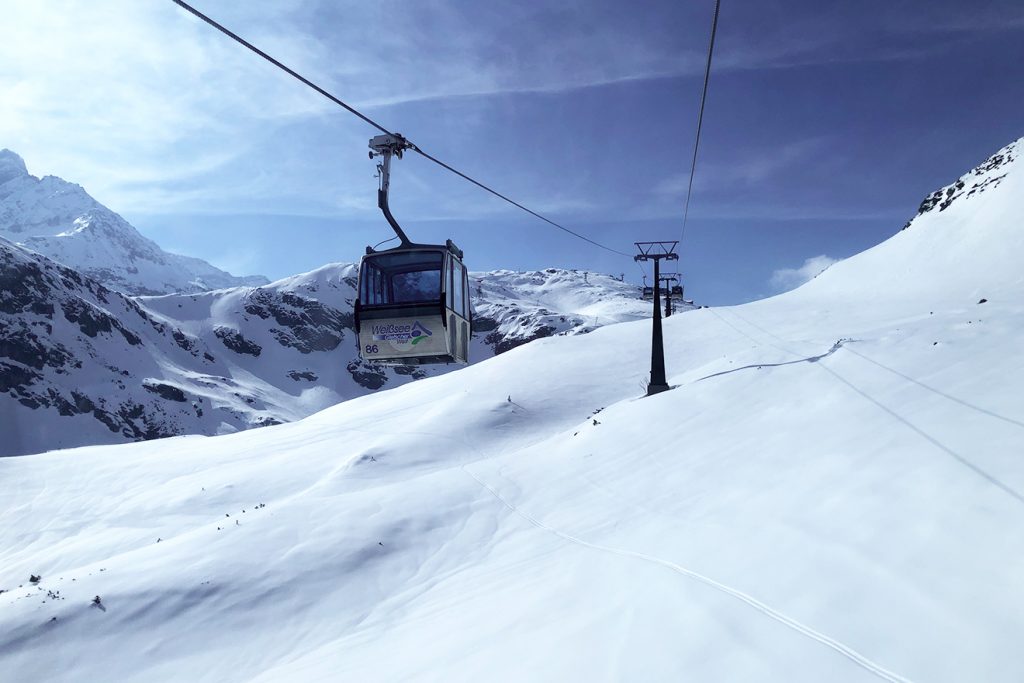 Nach der Mittelstation am Grünsee schwebt die Gondel über weite Schneefelder © Skiing Penguin