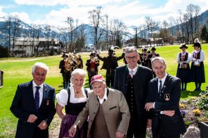 Karl Koller flankiert von Josef Buger (KitzSki), Signe Reisch (Tourismus-Präsidentin), Bürgermeister Klaus Winkler und Michael Huber (KSC-Präsident) © Skiing Penguin