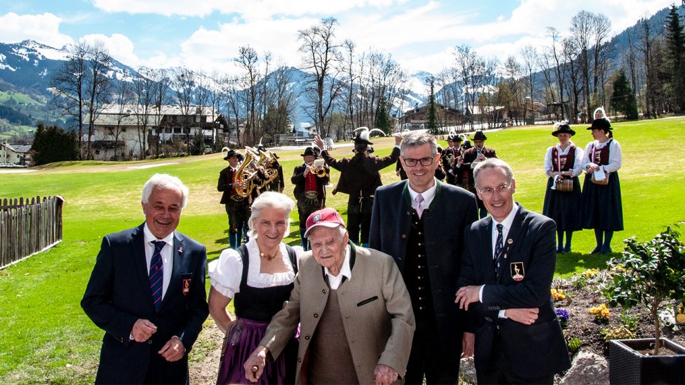 Karl Koller flankiert von Josef Buger (KitzSki), Signe Reisch (Tourismus-Präsidentin), Bürgermeister Klaus Winkler und Michael Huber (KSC-Präsident) © Skiing Penguin