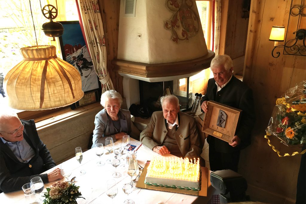 Ehrengeschenke und eine Torte mit 100 Kerzen gab es für Karl Koller © Skiing Penguin