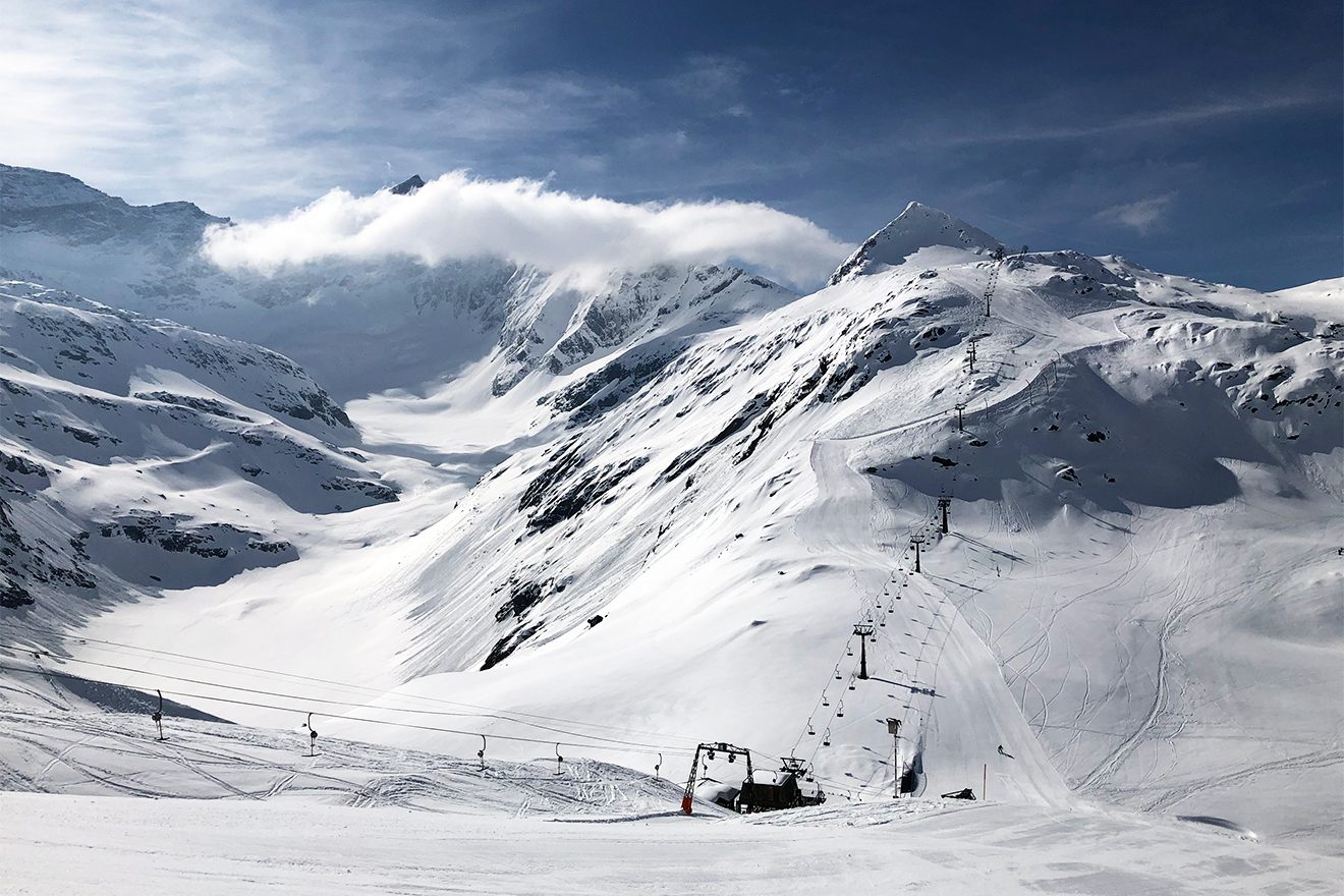 Links neben dem Medelz-Lift bahnt sich das Ödenwinkelkees seinen Weg talwärts © Skiing Penguin