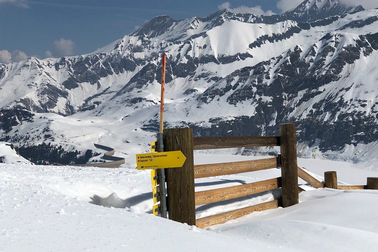 Schnee in Hülle und Fülle - wie man am Wegweiser sehen kann © Skiing Penguin