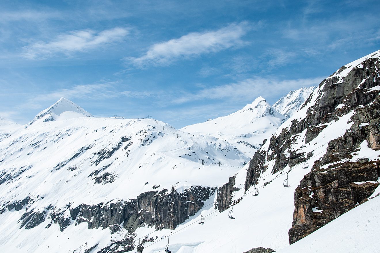 Schroffe Felswände bilden eine natürliche Grenze zwischen Medelzkopf und Ödenwinkelkees © Skiing Penguin