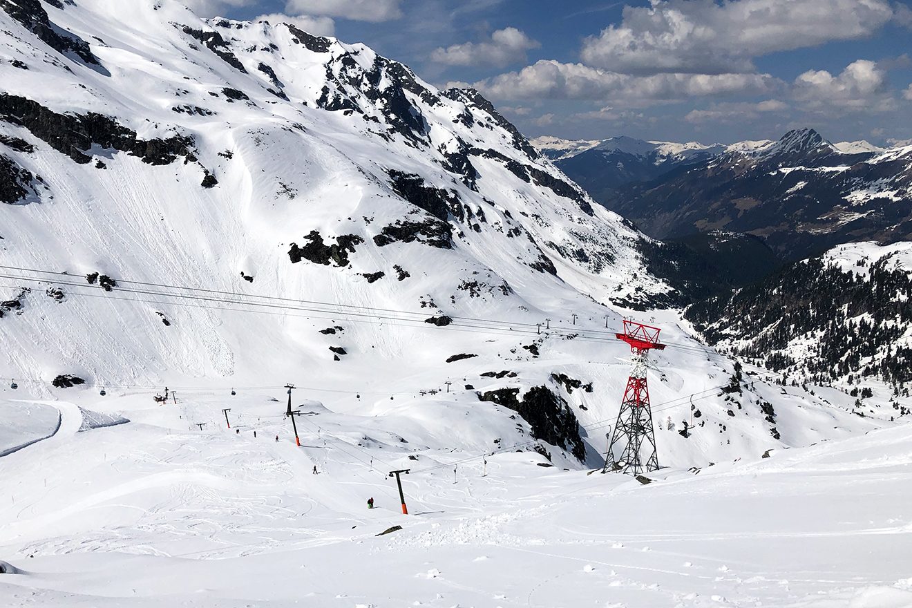 Der Zehner-Lift entlang der einzigen schwarzen Piste © Skiing Penguin