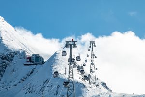 Bis Anfang Juni kann man am Kitzsteinhorn noch seine Schwünge ziehen © Skiing Penguin