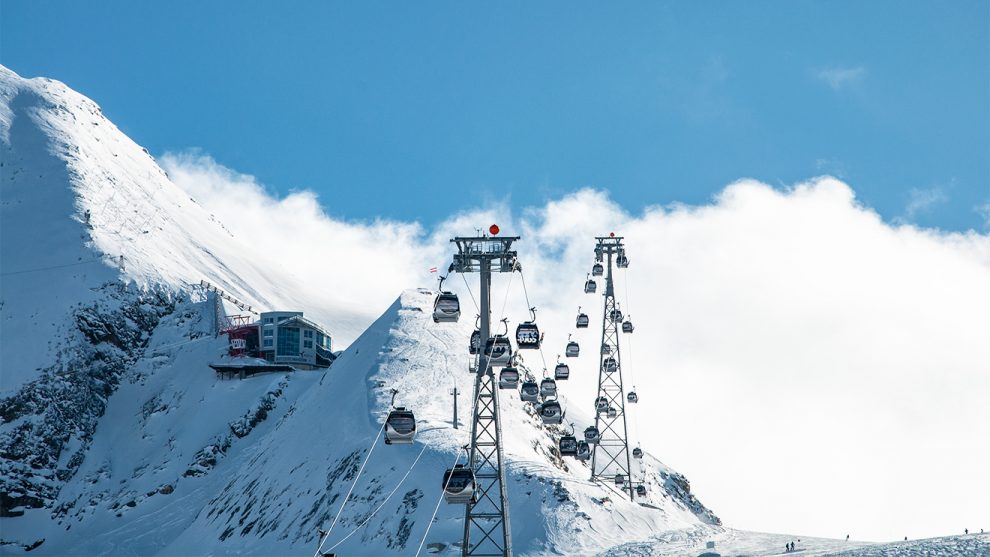 Bis Anfang Juni kann man am Kitzsteinhorn noch seine Schwünge ziehen © Skiing Penguin