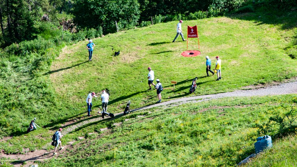 "Streif Attack" steht auch für rustikale Greens © Skiing Penguin