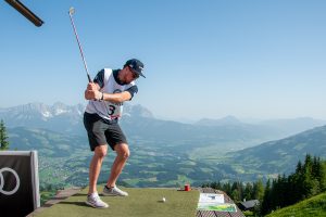 Alex Köll startet seine Golfkarriere © Skiing Penguin