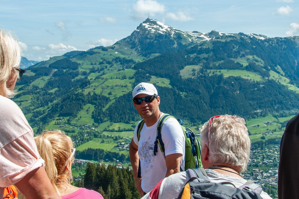 Das Kitzbüheler Horn im Hintergrund und Stephan Eberharter an der Einfahrt Gschöss © Skiing Penguin