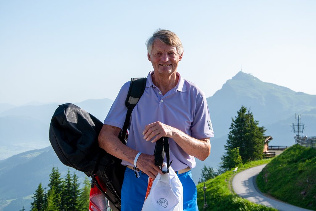 Hias Leitner auf dem Weg zum ersten Abschlag © Skiing Penguin