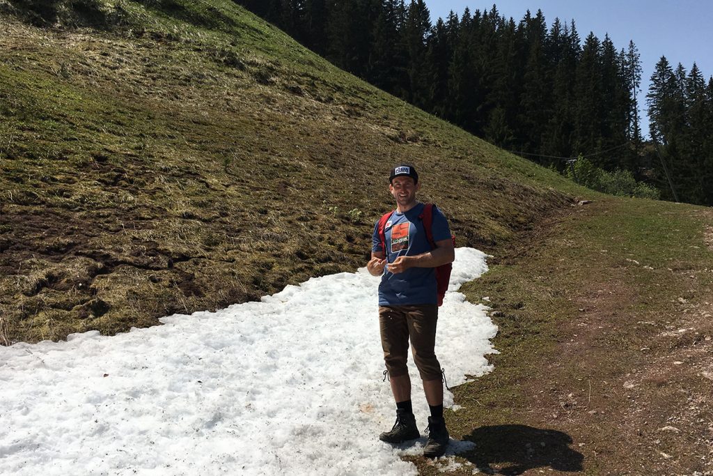 An der Steilhang-Ausfahrt liegt Anfang Juni noch Schnee © Skiing Penguin 