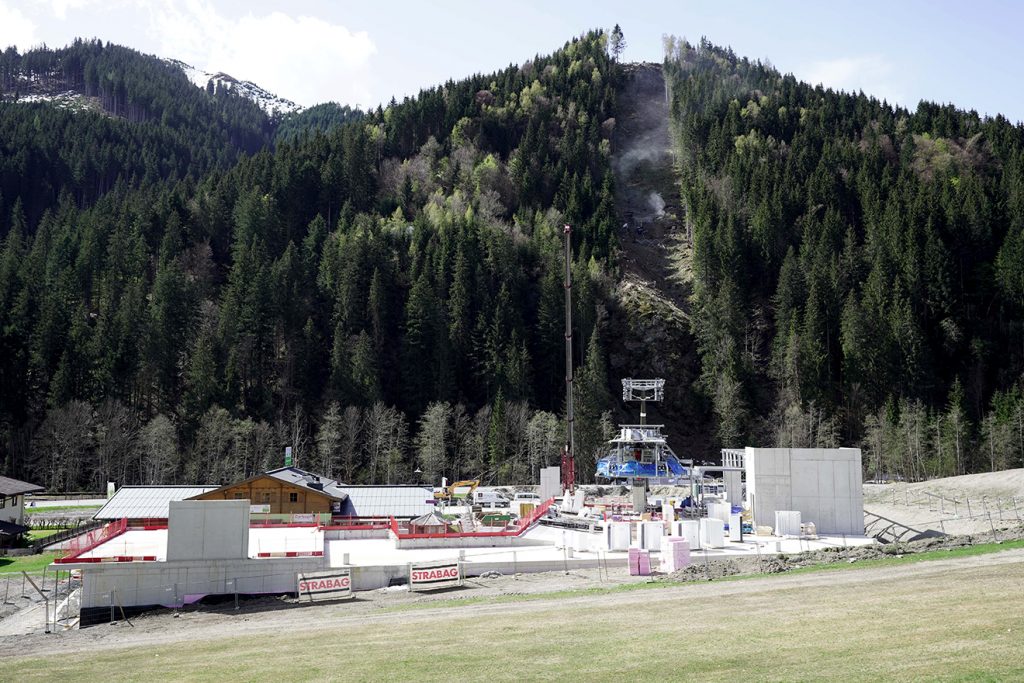 Die Bauarbeiten an der Talstation in Viehofen laufen auf Hochtouren © Schmittenhöhebahn AG/Balazs Kovacs