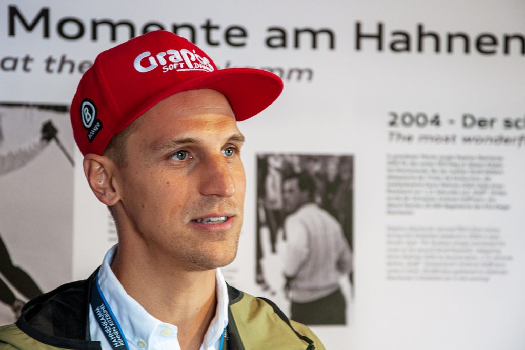 Pepi Ferstl beim Interview im Starthaus auf dem Hahnenkamm © Skiing Penguin