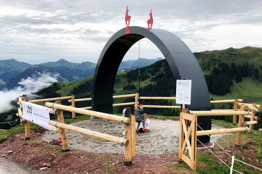 Die Hausbergkante ist eine Schaukel mit Panorama © Skiing Penguin