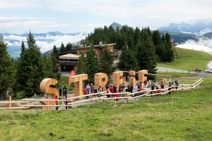 Der Streif-Schriftzug als riesiger Spielplatz © Skiing Penguin