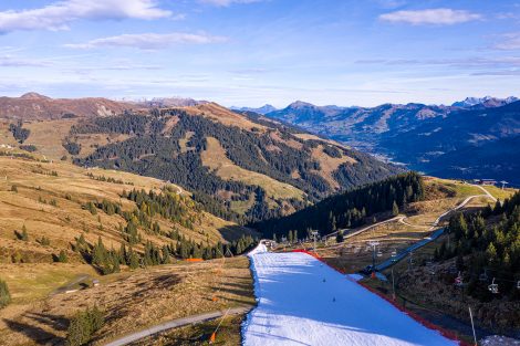 Der Anblick des weißen Bandes inmitten der Herbstidylle ist natürlich irritierend © Skiing Penguin