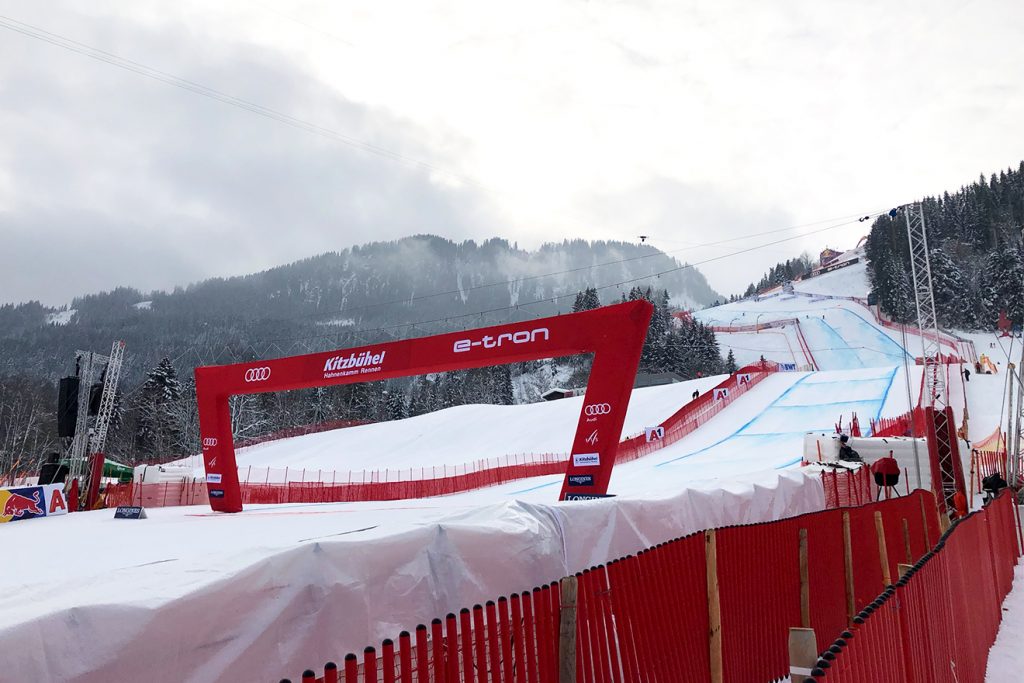 Für den KSC-Präsidenten gilt immer: "Die Show ist der Sport." © Skiing Penguin