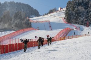 Das Bundesheer zählt gemeinsam mit rund 50 anderen Dienstleistern zu den helfenden Händen hinter den Kulissen des Hahnenkammrennens © Skiing Penguin