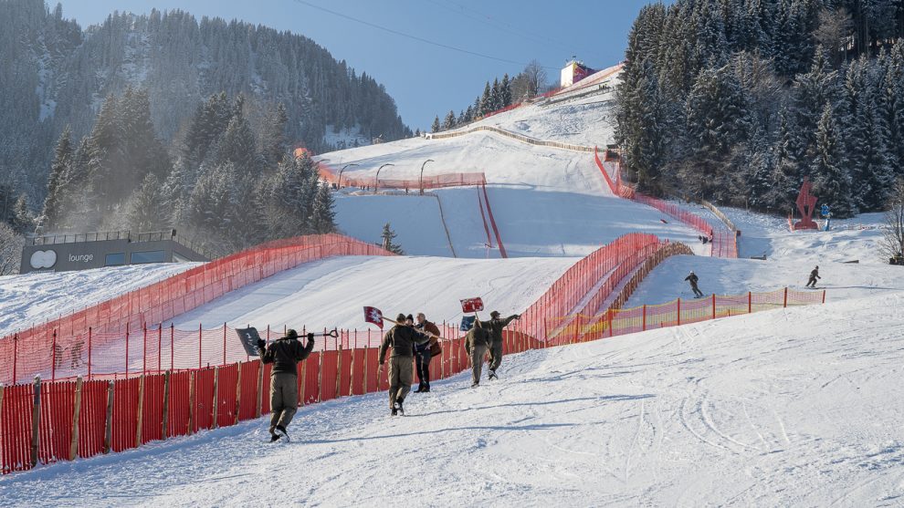 Das Bundesheer zählt gemeinsam mit rund 50 anderen Dienstleistern zu den helfenden Händen hinter den Kulissen des Hahnenkammrennens © Skiing Penguin