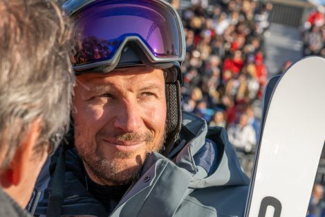 Aksel Lund Svindal verfolgte fast das ganze Rennen vom Zielbereich aus © Skiing Penguin