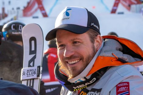 Nachdem der letzte Läufer im Ziel ist, kann Kjetil Jansrud endlich befreit strahlen © Skiing Penguin