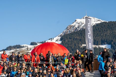 Eine ziemlich volle VIP-Tribüne und ein malerisch schönes Kitzbüheler Horn © Skiing Penguin