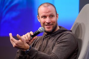 Aksel Lund Svindal bei einer Podiumsdiskussion am Fuße der Streif © MOUNTAIN PEAK/MHM Majors