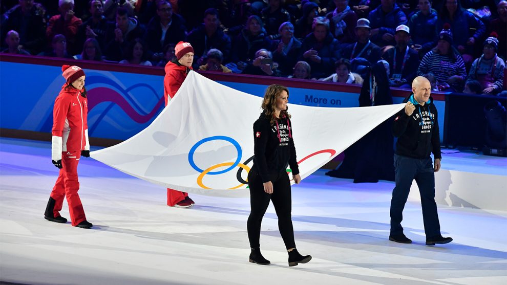 Ex-Skistar Didier Cuche, Eishockey-Torfrau Florence Schelling und zwei junge Team Swiss-Mitglieder trugen die Olympische Flagge bei der großen Eröffnungsfeier in Lausanne © IOC/Christophe Moratal