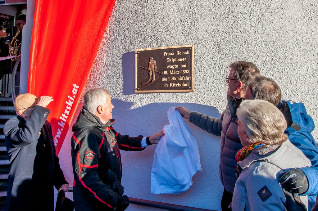 Enthüllung der neuen Gedenktafel an der Talstation der Hornbahn © Skiing Penguin